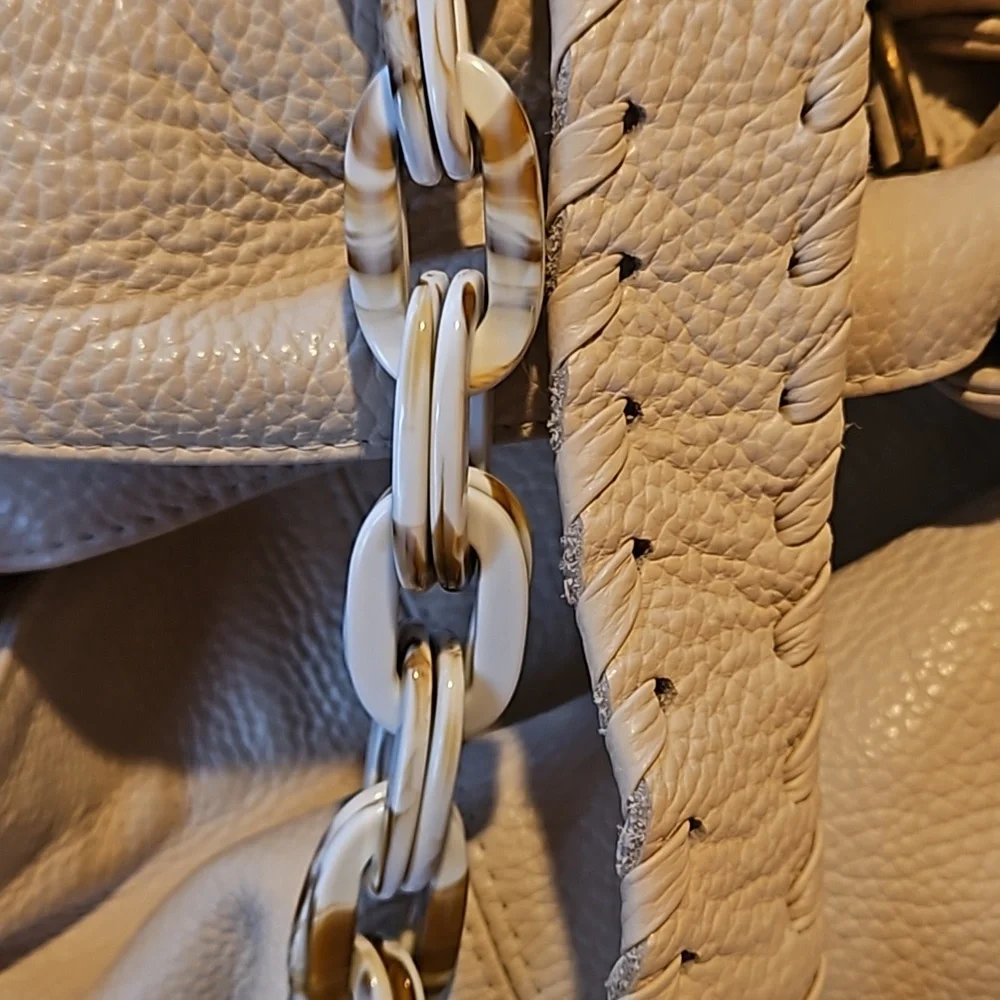 Ivory handbag 12x8x6.5 with three straps. - Picture 5 of 12